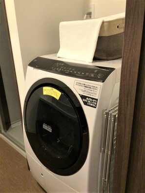 A drum-type washing machine is available (with detergent and fabric softener)