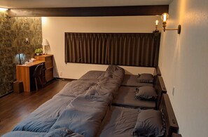 Bedroom: 5 semi-double beds (120x209x84, height 25 cm) can be used together.