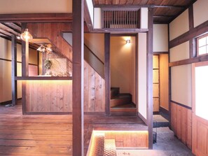 ・[Entrance] A space that makes use of the original atmosphere of the building.