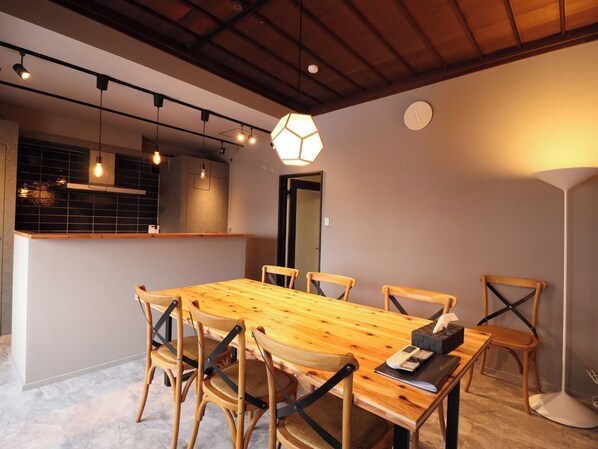 ・[Dining] A relaxing dining space with the warmth of wood