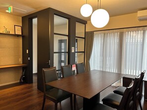 ・[Living room] The calm colors and sophisticated interiors promise to create a memorable and elegant time.
