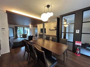 ・[Living room] The spacious living room with its calming colors is a space that naturally calms the mind.