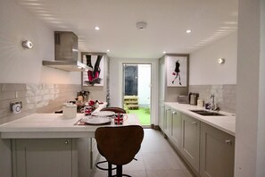 Fully loaded kitchen with dining area, dishwasher, washer/dryer. Fully loaded!