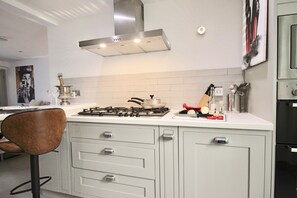 Fully loaded kitchen with dining area, dishwasher, washer/dryer. Fully loaded!
