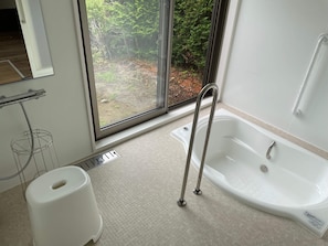 There is a handrail near the bathtub and to the left of the shower, and the chair has a seating surface of 40 cm, making it easy for people with weak feet to enter.