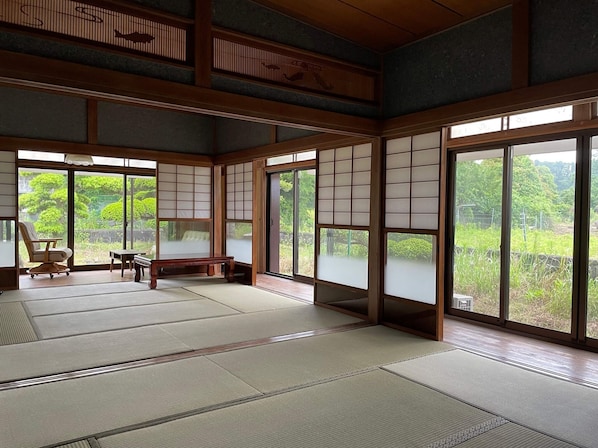 8 tatami mats facing southeast, 8 tatami mats, a wide view from the Japanese-style room