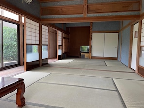 A Japanese-style room that continues from the wide porch. Although it is old, the blue sand wall and the design of the fish swimming in the columns are interesting.