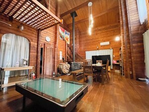 ・[Living room] A space where you can feel the warmth of wood.