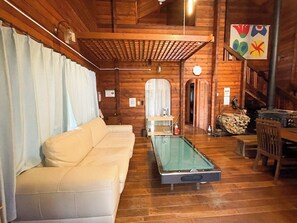 ・[Living room] The spacious living room allows even large groups to relax comfortably.
