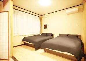 Room 101: Bedroom with 2 double beds