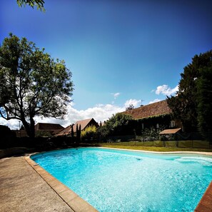 La piscine (8m X 12m) 
Chauffée et sécurisée (barrière + alarme)