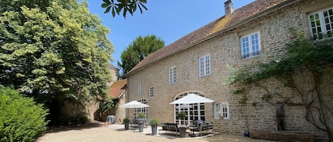 Le gite et la cour intérieure
Espace repas, plancha, salon extérieur