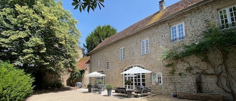 Le gite et la cour intérieure 
Espace repas, plancha, salon extérieur