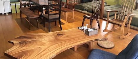・家具職人のオーナー手作りの一枚板のローテーブル