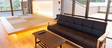 ・ In addition to the sofa, a slightly raised tatami space is also available in the room.