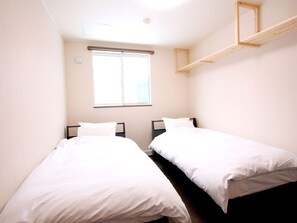 ・ <Example of guest room> Western-style room with twin beds has a unit bath