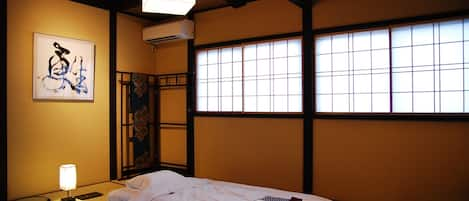 Japanese-style room where 5 people can stay together