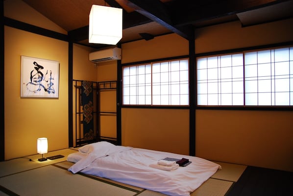 Japanese-style room where 5 people can stay together