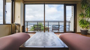 ・[Japanese-style room] You can relax while lying down on the tatami mats.