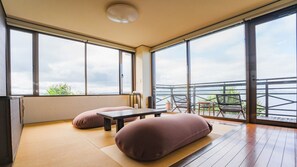 ・[Japanese-style room] Ocean front Japanese-style room. A corner room where you can relax and enjoy the ocean view