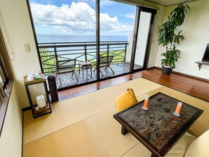 ・ <Japanese-style room> You can mess around with tatami mats while feeling the sea breeze.