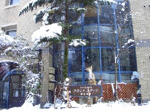 ・ [Inn appearance / winter] The slope of Tsugaike Kogen Ski Resort is right in front of you.