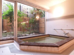 ・ [Large communal bath] You can see the garden from the large window.