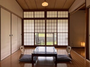 In the 6 tatami room, the porch is on the side of the snow shoji