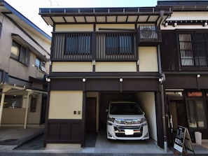 It is a building in the urban landscape preservation area. (1 free parking lot) Next door is a beauty salon. The building is in the cityscape preservation area. (1 free parking space) Next door is a hair salon.