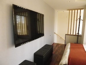 ◆The bedroom on the 2nd floor has a large TV.