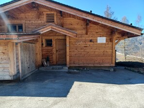 Entrée du chalet avec garage et places de parking