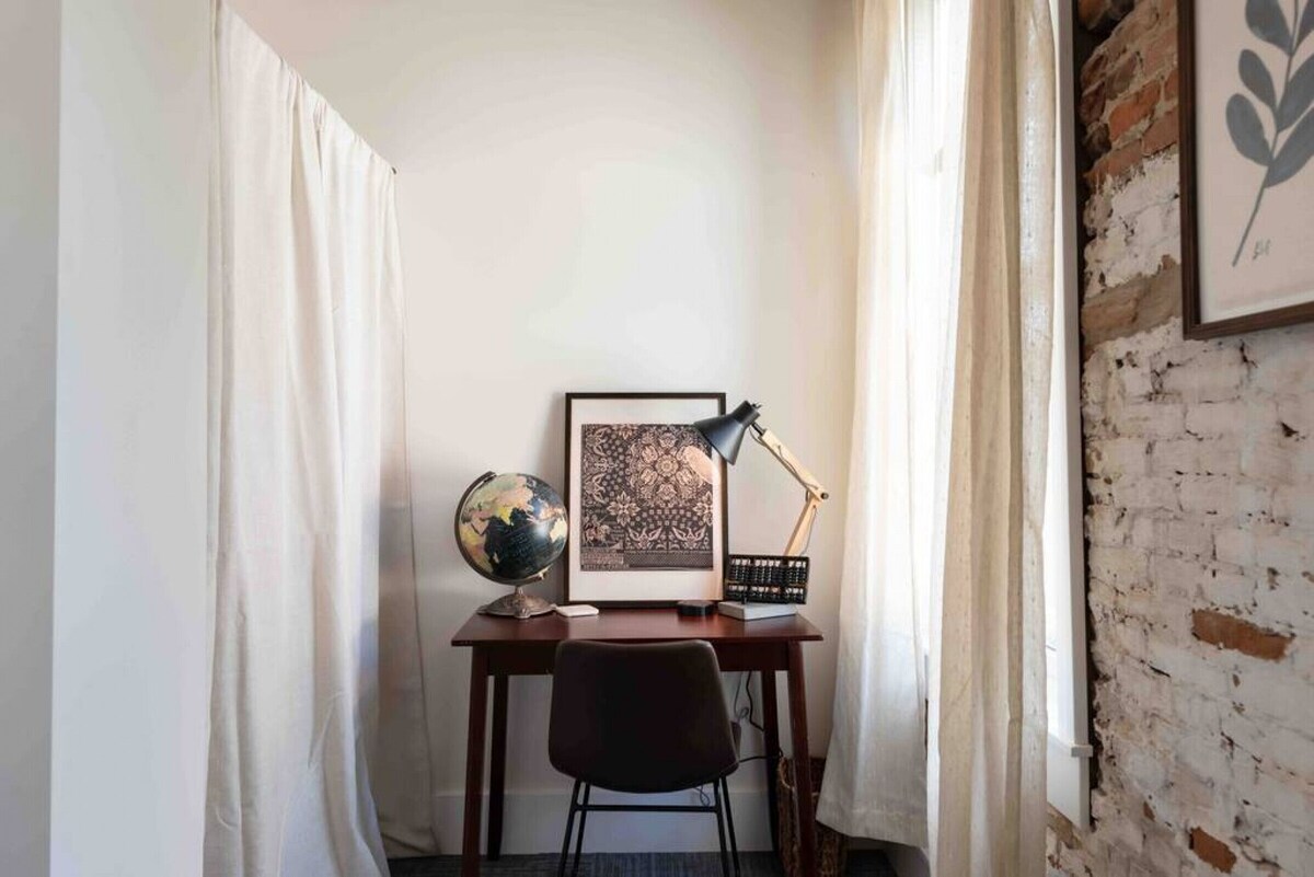 Thompson 307 · Light Filled Artist Loft – Downtown Depot town