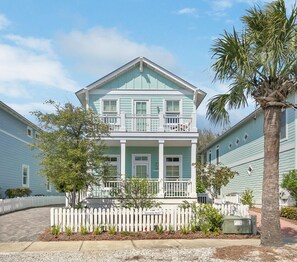 Street side of house leads to first king size bed and bath & then kitchen.
