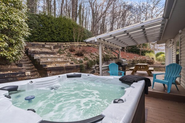 Enjoy the six person hot tub in secluded backyard.