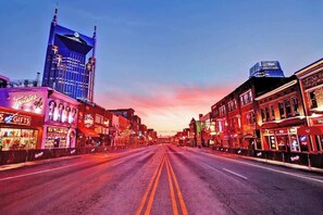 Just 5 minutes from the Honky Tonk bars on Broadway!