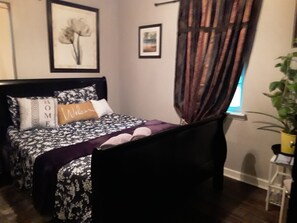 Queen bed -sleeps 2