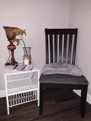 Sitting area in room with queen bed