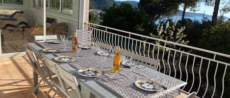 Terrasse avec vue mer et sur les sanguinaires 