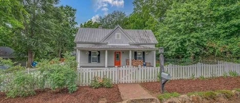 Adorable, charming bungalow cottage