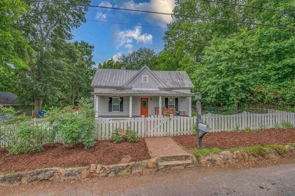 Adorable, charming bungalow cottage