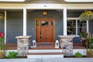 Spacious 4 bedroom home with hot tub & pool table