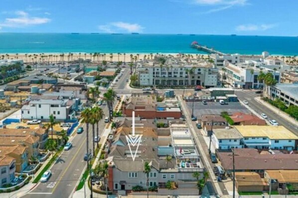 2 Blocks to the beach - beautiful ocean views from the front of the home.