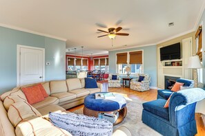 Living Room | Central A/C | Smart TV | Open Floor Plan