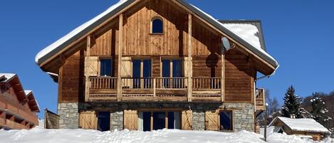 Chalet Zénith, façade plein sud, vue sur les Aiguilles d'Arves
Southern facade, 