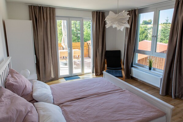 Hauptschlafzimmer mit Zugang zur Dachterrasse.