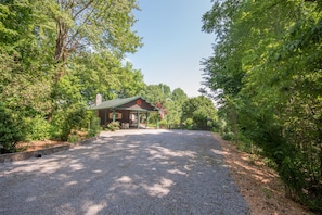 Large flat driveway. Great for motorcycles and trailers.