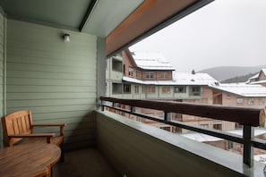 "Handrail","Banister","Balcony","Railing","Bench"
