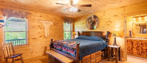 "Cherokee" Native Indian master en suite w/ TV & King bed. Walk-in closet.