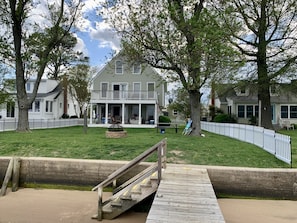 Fenced yard, fire pit, picnic table, hammock,  private pier, low tide beach