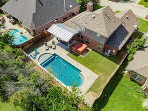 Gorgeous home with pool/spa/games/walking distance to downtown Rockwall! 
